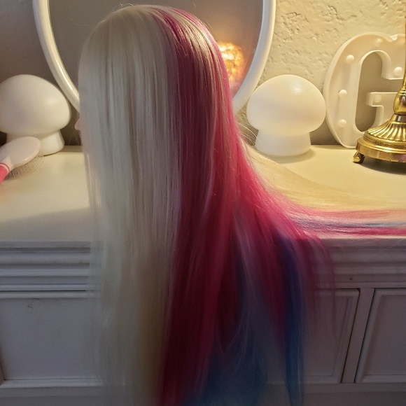 💖 Accessorizing Girls Mannequin Head | PRE-LOVED 🌈 - Picture 3 of 7